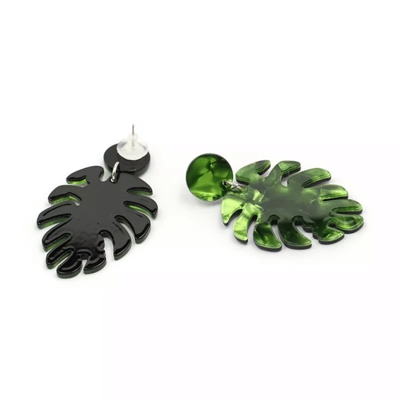 BOGO FREE Green leaf acrylic dangle earrings 🍃🌿 - Picture 4 of 5